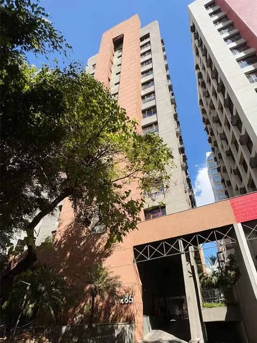 Prédio da clínica na Rua Helena, 285